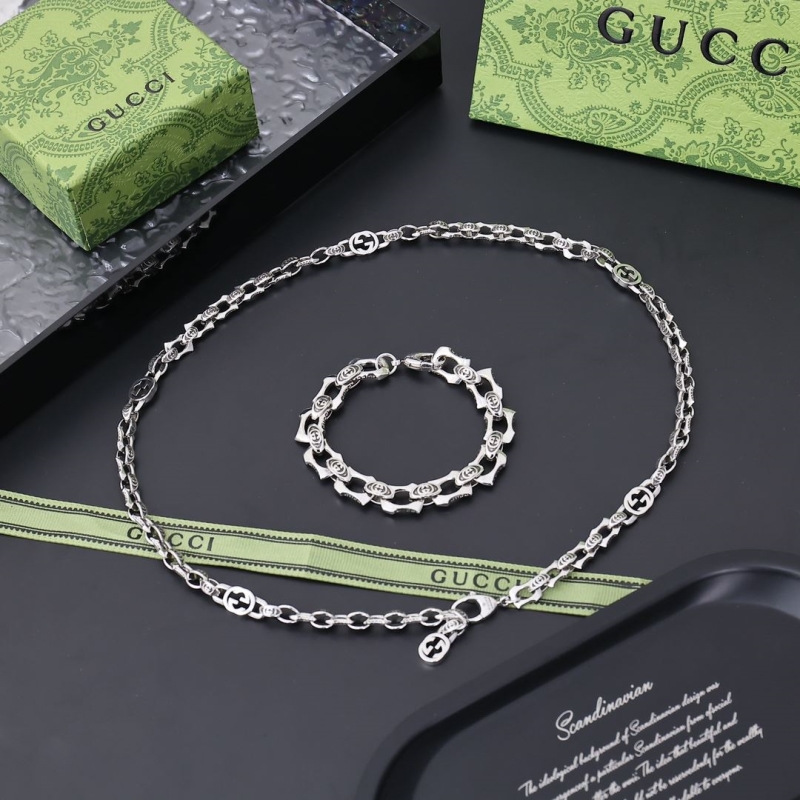 G*u*i necklaces